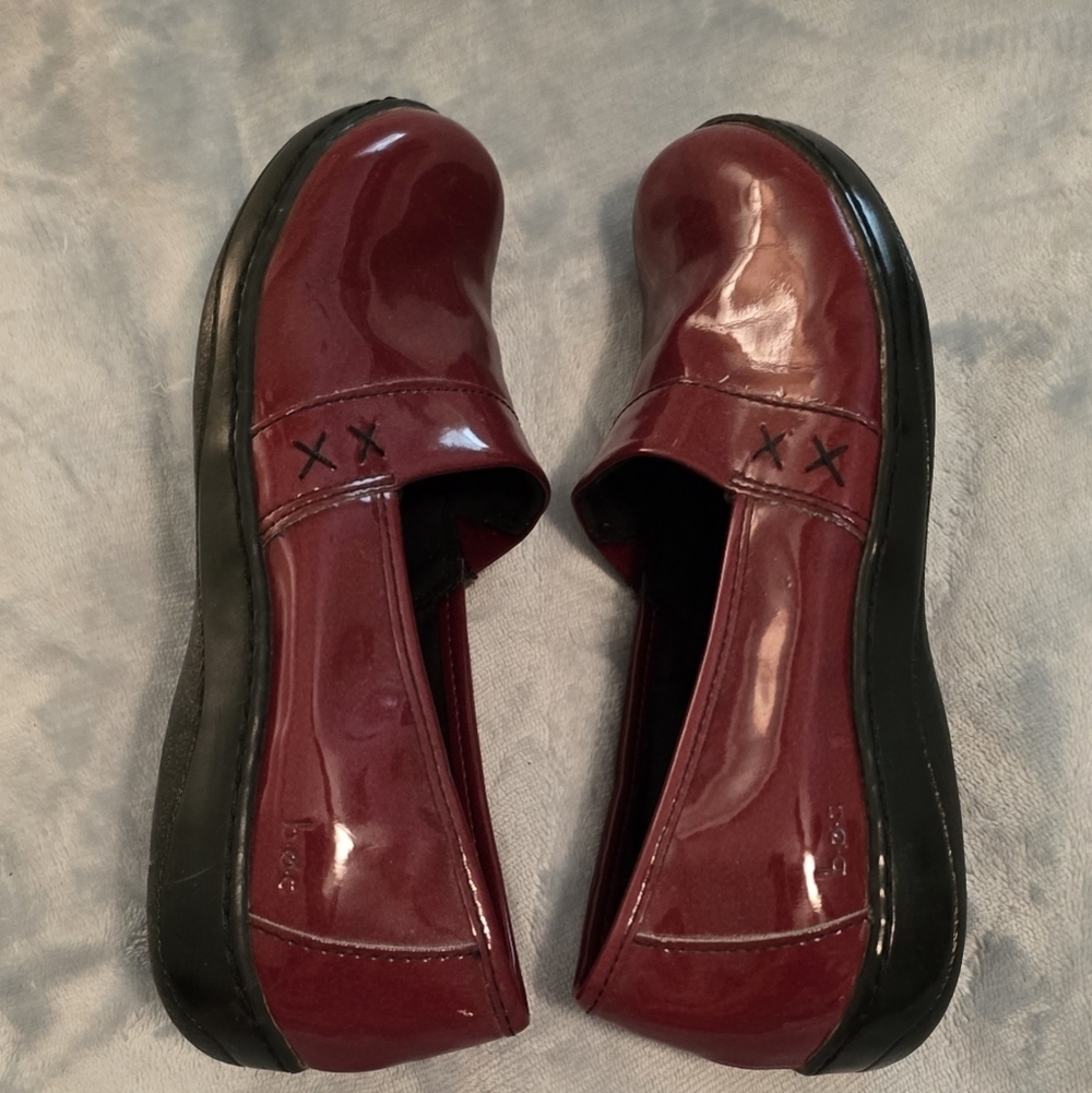 BOC Women's Patent Leather Candy Apple Red Clogs, Size 8 (1029) - Picture 4 of 9